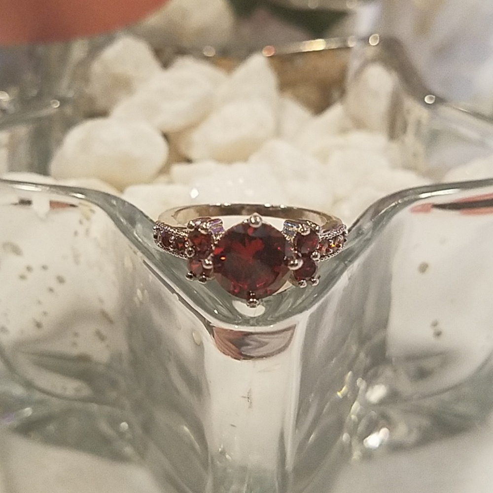 💎Beautiful deep red ring
